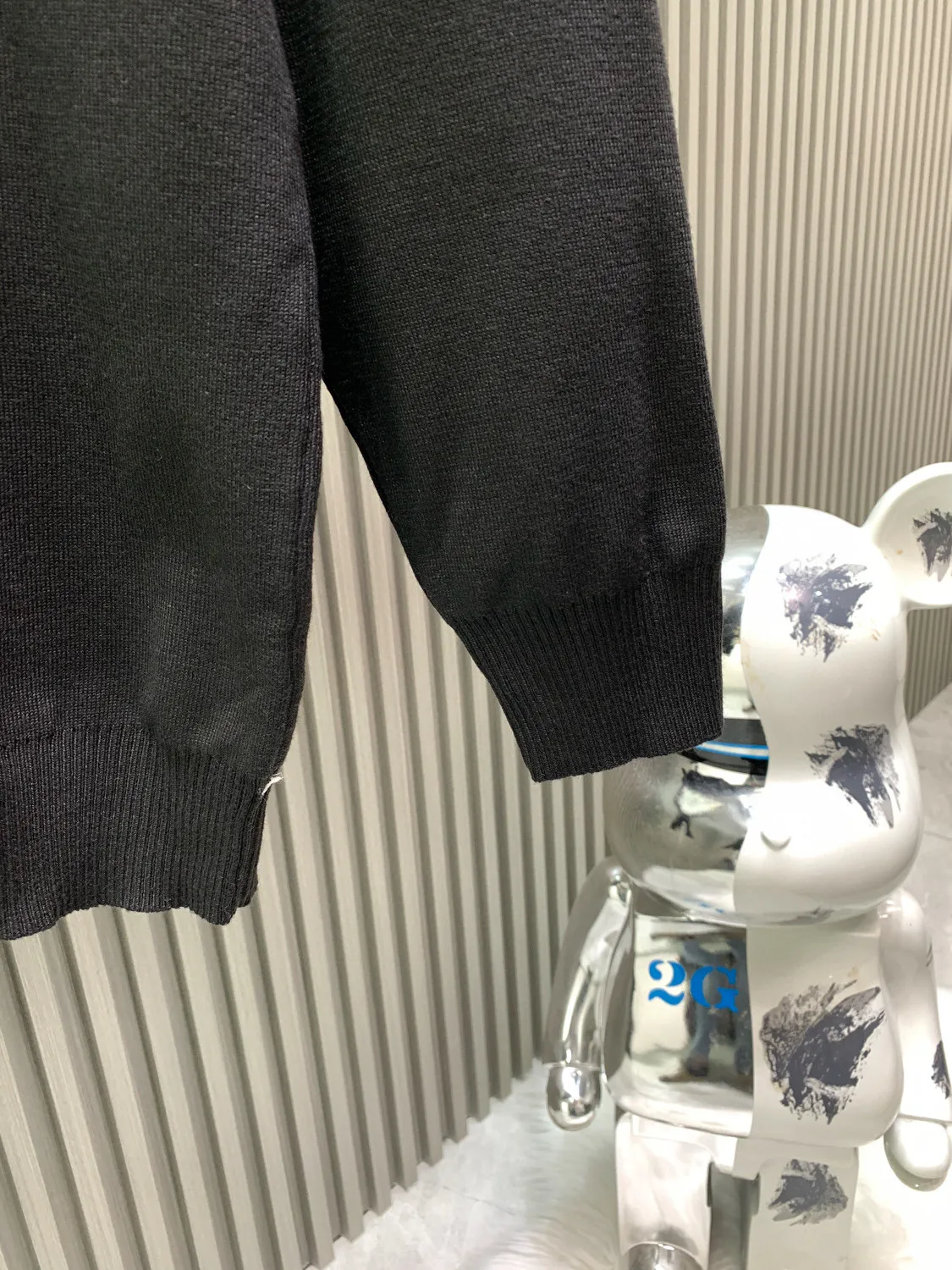 🅿️280 🀄️ LOUIS VUITTON/Louis Vuitton's new autumn and winter SE MONOGRAM gradient crew neck sweater, all-over gradient, collar chain bottom, fully hemmed (high-end) crew neck sweater, simple yet stylish retro, original custom-made high-weight double-ply fabric, the fabric feels solid, very high-quality to use, soft and delicate next to the body, very refined, showing taste, loose OS cut Original fabric that conforms to the current trend aesthetic. The same official style. It feels very comfortable. The latest counters in autumn and winter are synchronized. OS off-shoulder version is fashionable and individual. Super versatile and good-looking. The sweater is very suitable for both men and women. It has a tag, a collar label, and washed wheat. It has three complete labels.